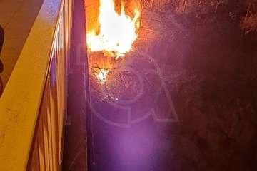  Incendio de rastrojos y hierbas debajo del puente sobre el Barranco Real de Telde próximo al parque Pinocho/TA.